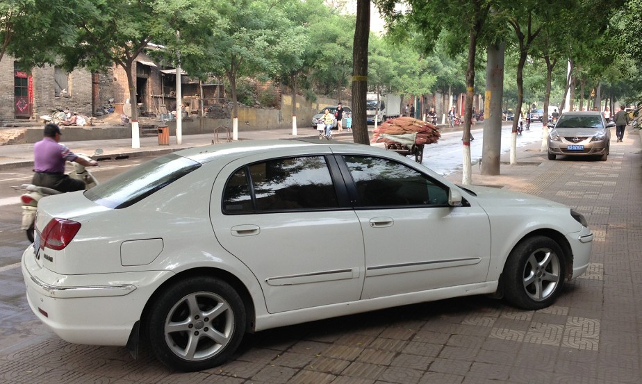 出售中華轎車白色一輛