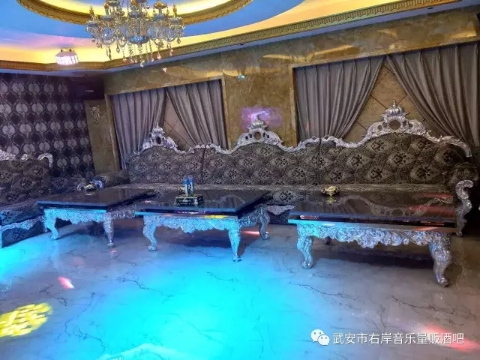 右岸音樂(lè)高薪招聘服務(wù)員
